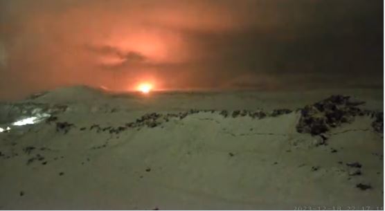 JEZIVO! SNIMLJEN TRENUTAK POČETKA ERUPCIJE: Vulkan na Islandu „upalio nebo crvenom bojom“, u sekundi izbacuje 200 kubika lave (VIDEO)