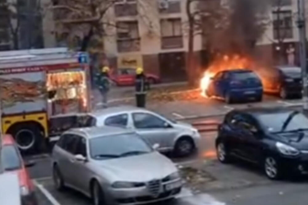 VATRA BUKNULA IZ HAUBE: Izgoreo automobil na parkingu u Novom Sadu! (VIDEO)