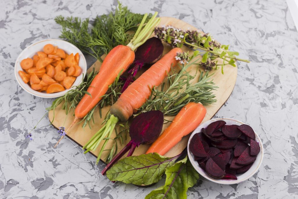 ODLIČNA ZA ČIŠĆENJE JETRE I IMUNITET: Detoks salata sa cveklom i šargarepom (RECEPT)