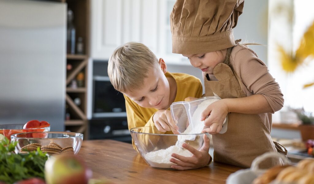 MALI POMOĆNICI: Zabavni načini da uposlite decu u kuhinji