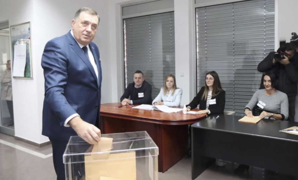 I ON JE DAO SVOJ GLAS: Predsednik Republike Srpske Milorad Dodik glasao u Banjaluci