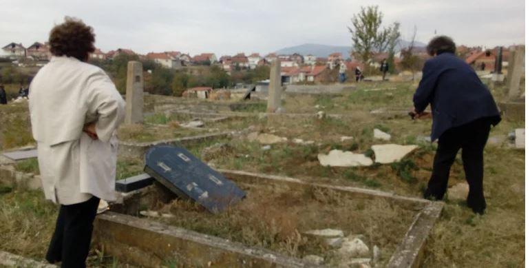 Oskrnavljeno srpsko groblje u Orahovcu!