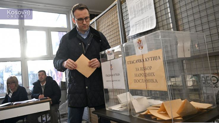 Petar Petković glasao na biračkom mestu u Krupanjskoj (VIDEO)