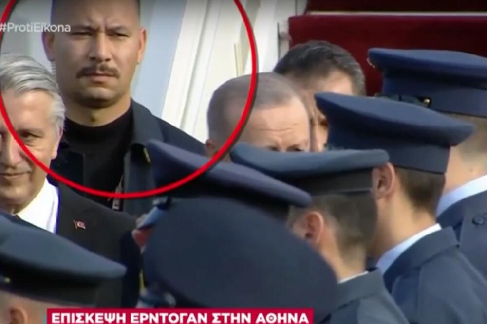 UKRAO ŠOU ERDOGANU: Svi pričaju o visokom muškarcu koji prati turskog predsednika (VIDEO)