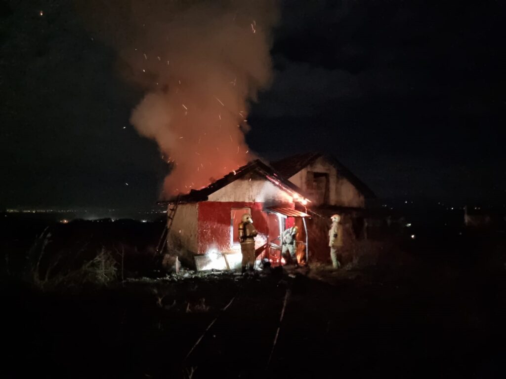 STRAVIČAN POŽAR U PRIJEDORU: Izgorela kuća, ne zna se da li ima povređenih (FOTO)