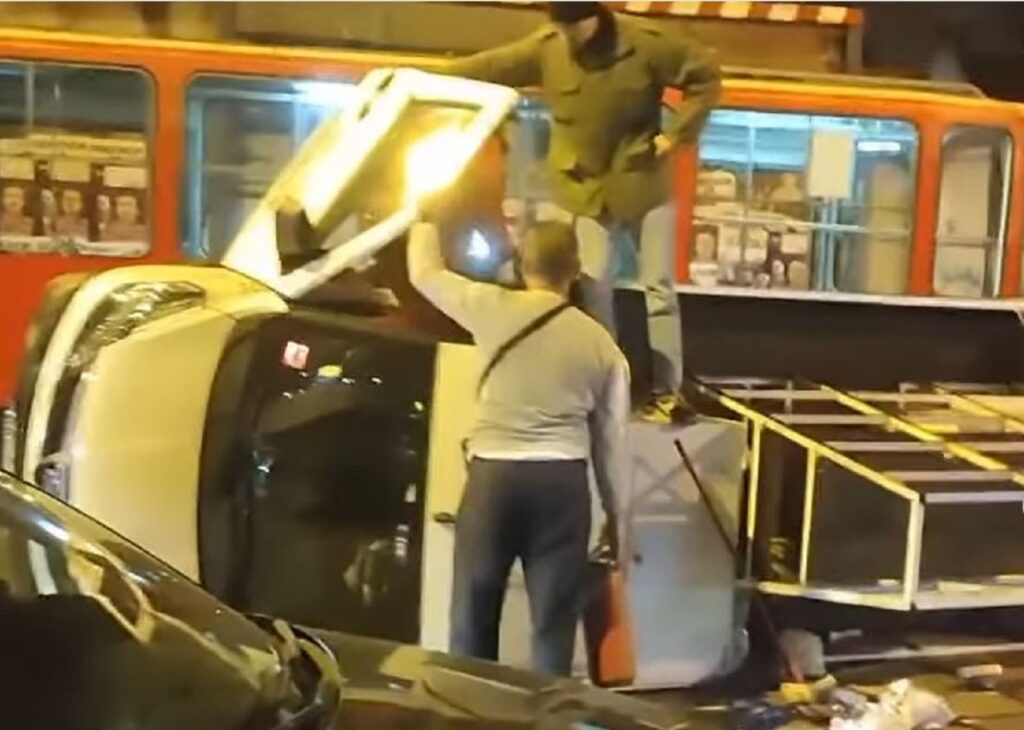 ŽENI KRVAVA GLAVA: Automobil se zakucao u tramvaj, ima povređenih (FOTO)