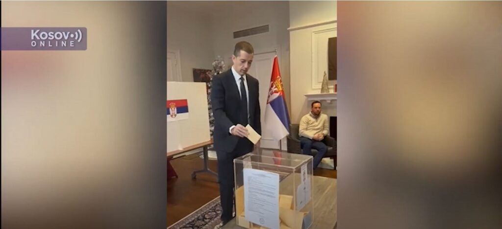 AMBASADOR SRBIJE U SAD JE PRVI: Marko Đurić glasao na izborima (VIDEO)
