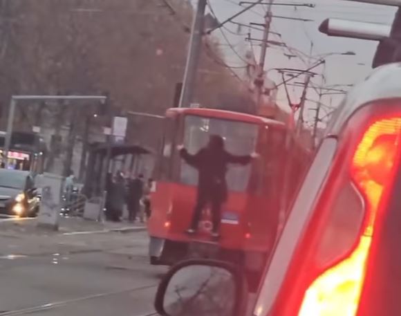 BEOGRADSKI SPAJDERMEN: Vozio se kroz Bulevar okačen na tramvaj (VIDEO)