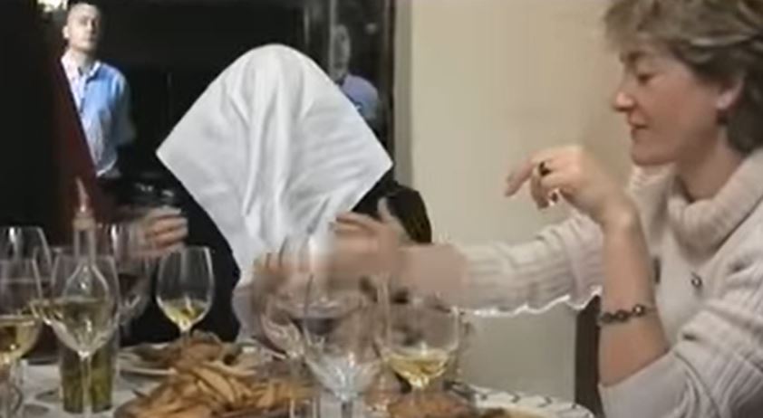 BIZARAN OBIČAJ: Evo zašto se jedan specijalitet jede sa salvetom preko glave! (VIDEO)