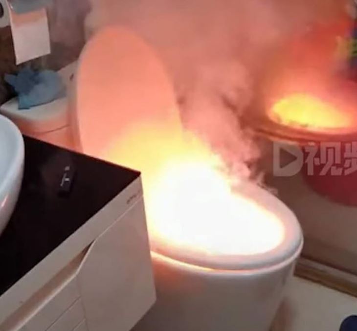 JEDVA SE SPASAO: Kinezu se zapalila „pametna“ WC šolja dok je sedeo na njoj?!