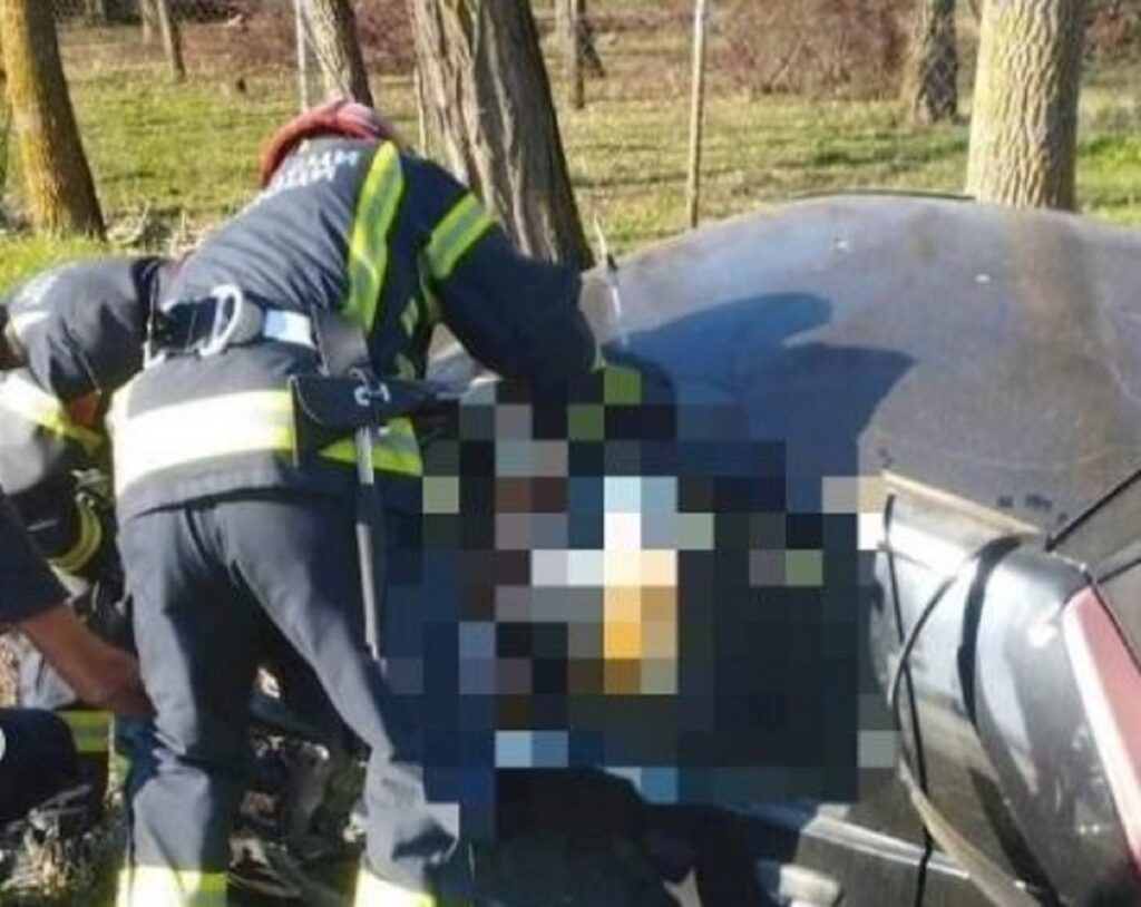 TEŠKA SAOBRAĆAJKA KOD MANASTIRA RAVANICA: Vatrogasci sekli vozilo da spasu vozača (FOTO)