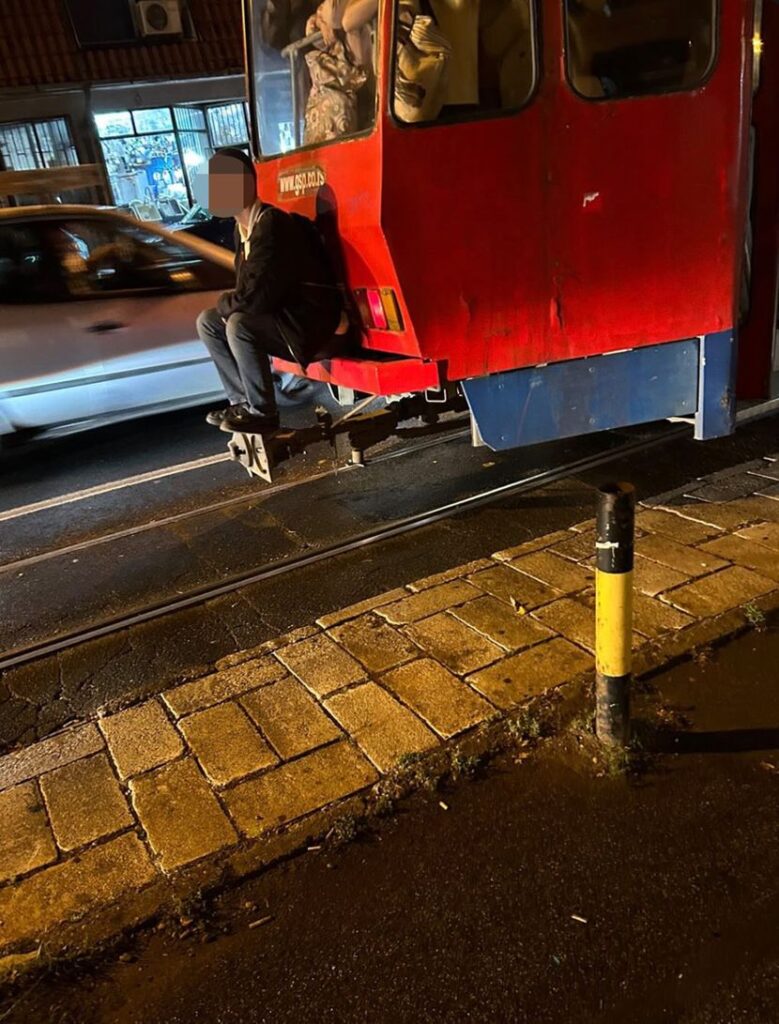 TEŠKA NESREĆA NA TROŠARINI: Sudarili se tramvaj i automobil, dve osobe povređene