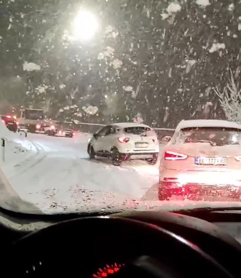 TOTALNI KOLAPS U SRBIJI: Sneg ne prestaje da veje, nastao haos u saobraćaju (VIDEO)