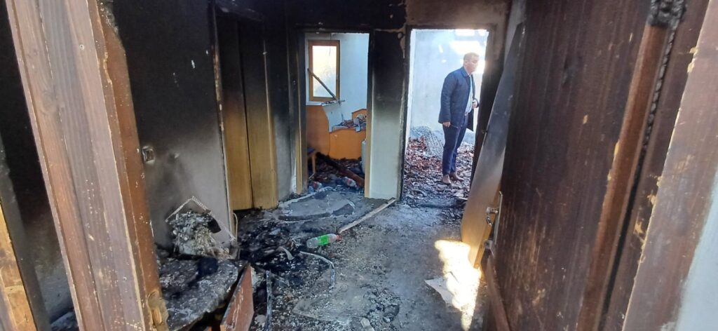 TEROR NAD SRBIMA NE PRESTAJE: Zapaljena kuća povratnika u Belom Polju kod Peći! (FOTO)