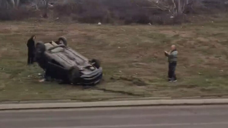 TEŠKA NESREĆA NA KONJARNIKU: Automobil sleteo s puta i prevrnuo se(VIDEO)