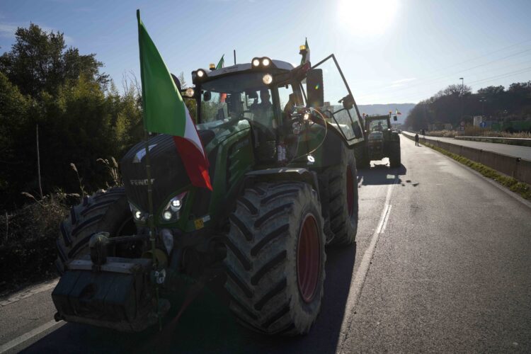 POLJOPRIVREDNICI U EVROPI NE MIRUJU: Italijanski poljoprivrednici traktorima blokirali naplatnu rampu na autoputu