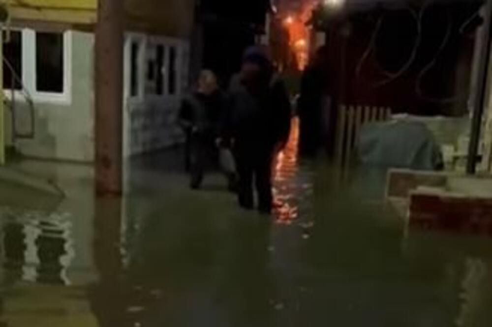 DUNAV SE IZLIO, VIKENDICE POD VODOM: Naselje Kamenjar kod Novog Sada poplavljeno (VIDEO)