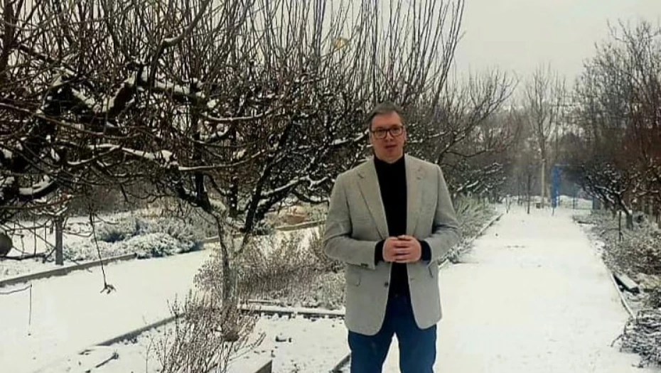 ODLIČNI SASTANCI I VAŽAN RAZGOVOR: Vučić u dvorištu očeve kuće „Priroda je najlepša kada pada sneg!“