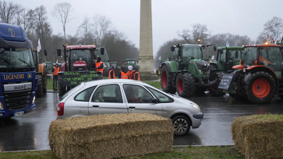 DRAMA U FRACUSKOJ, TRAKTORI NA ULICAMA: Poljoprivrednici napravili kolaps u saobraćaju (VIDEO)