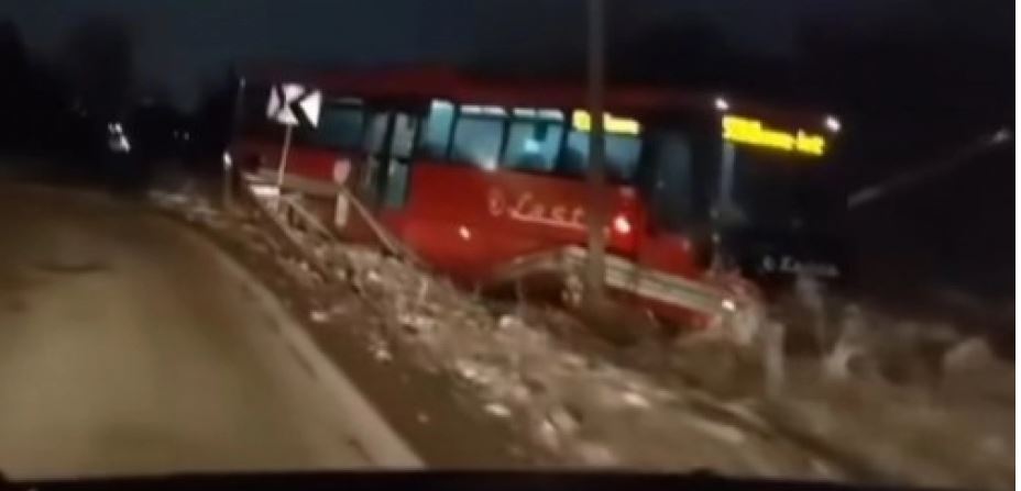 TEŽAK UDES KOD OBRENOVCA: Autobus sleteo sa puta, jeziv snimak sa lica mesta (VIDEO)