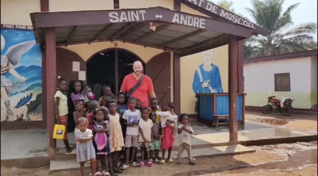 SRBIN DOČEKAO BADNJI DAN I BOŽIĆ U AFRICI: Ruska pravoslavna crkva i praznovanje – ovo morate pogledati (VIDEO)