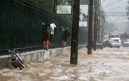 POTOP U RIO DE ŽANEIRU: Najmanje sedam osoba poginulo, palo više kiše nego što se očekivalo za ceo januar (VIDEO)