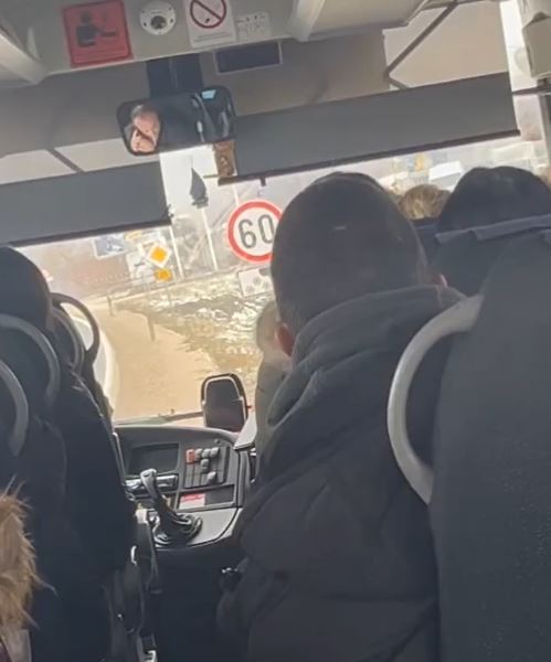 SNIMAK NAPADA NA VOZAČA GSP-A ŠOKIRAO NACIJU! Predstavio se kao policijac i NA SILU OTVORIO VRATA autobusa, zastrašujući prizor u Sopotu (VIDEO)