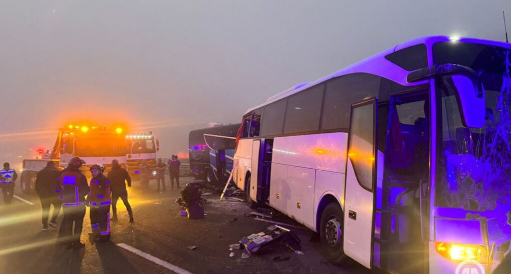 TEŽAK UDES NA AUTO-PUTU U TURSKOJ: Lančani sudar dva autobusa i kamiona, ima mrtvih (FOTO/VIDEO)