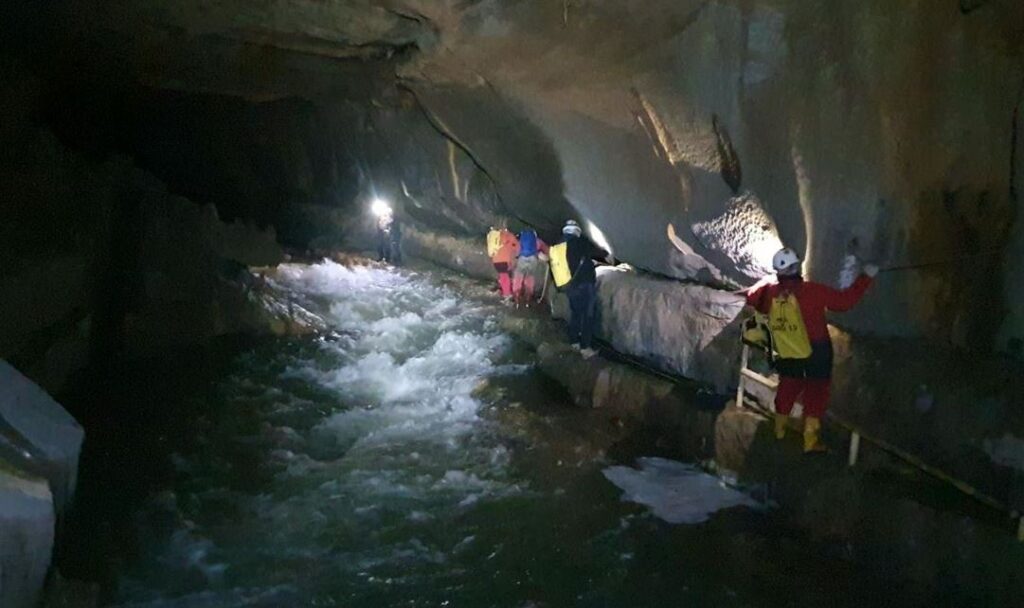 SLOVENIJA NA NOGAMA: Započeta akcija spasavanja porodice i vodiča iz pećine Križna jama