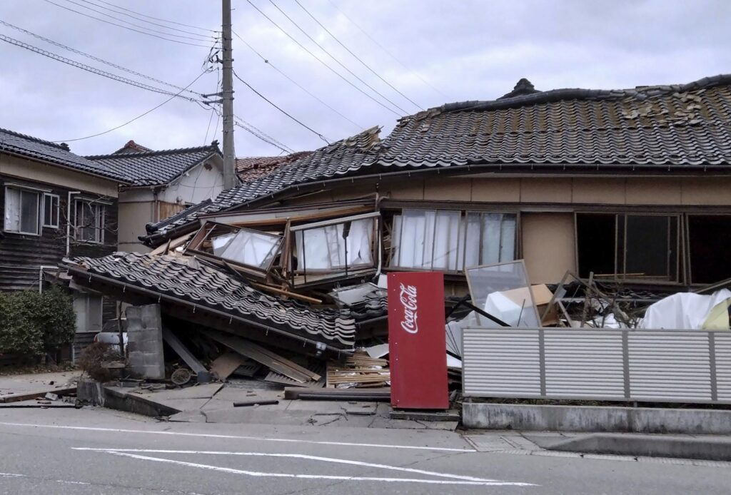 RASTE CRNI BILANS U JAPANU: Poginulo 30 ljudi, mnogi su zarobljeni u ruševinama