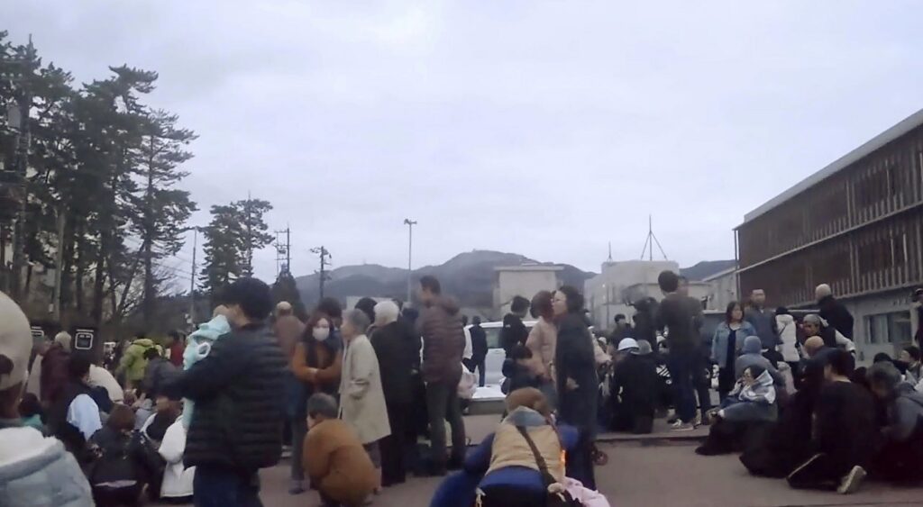 RASTE BROJ ŽRTAVA U JAPANU! Poginule najmanje četiri osobe, u toku potraga za nestalima! (FOTO/VIDEO)