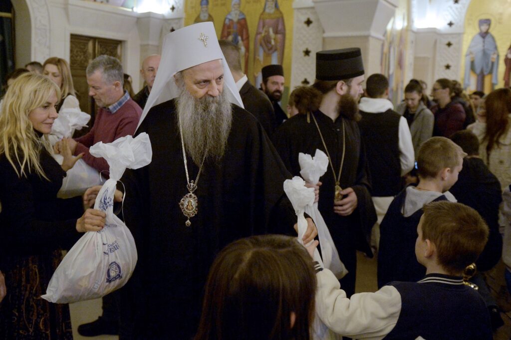„BUDIMO DOBRI PREMA SVIMA“: Patrijarh Porfirije podelio božićne paketiće deci bez roditelja