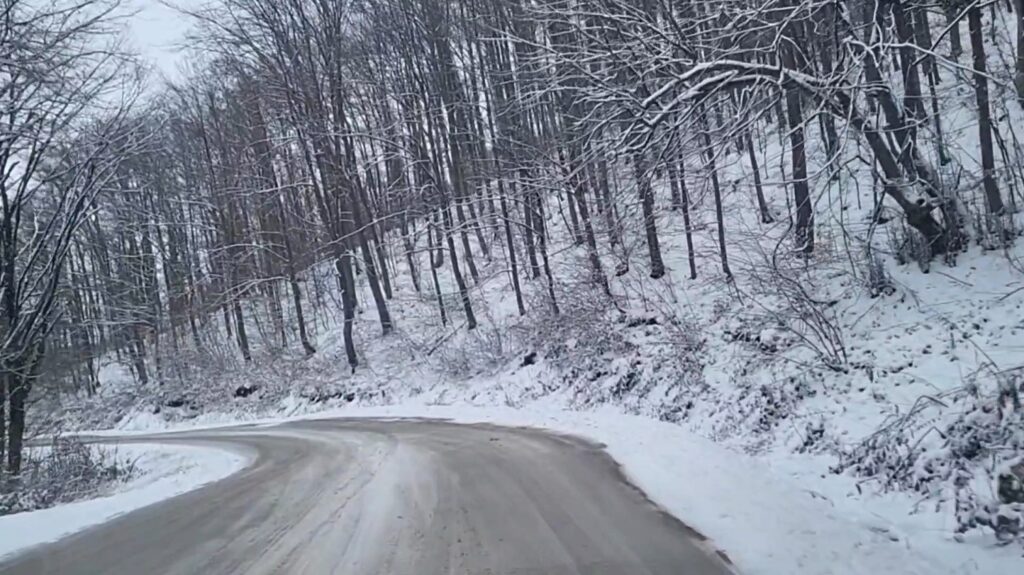 OPREZ U VOŽNJI: Na pojedinim deonicama puteva ima snega do 5 centimetara