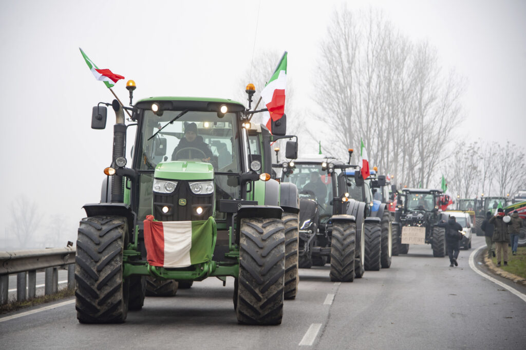 OPSADA FRANCUSKE: Poljoprivrednici nastavili „opsadu“ Pariza i blokadu auto-puteva