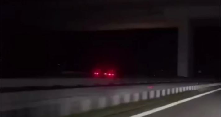 HOROR NA MILOŠU VELIKOM: Auto po vejavici ZALUTAO u suprtnu traku, pogledajte jezivu vožnju u kontra smeru (VIDEO)