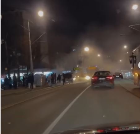HAOS U CENTRU BEOGRADA: Zapalio se automobil na tramvajskim šinama (VIDEO)