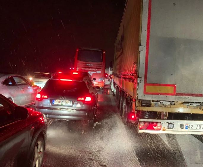 LANČANI SUDAR KOD UMČARA: Obustavljen saobraćaj na auto-putu u smeru ka Nišu! (FOTO/VIDEO)