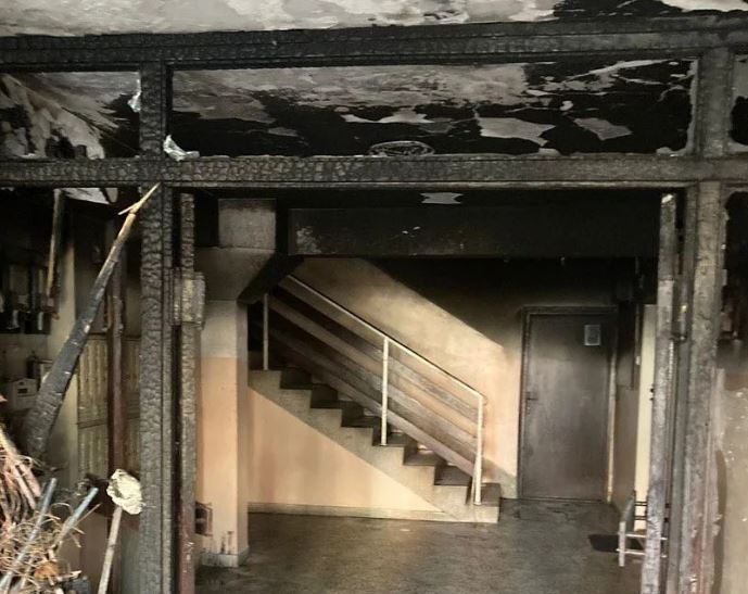 PRVE SLIKE POŽARA NA KARABURMI: Ulaz stambene zgrade potpuno izgoreo (FOTO)