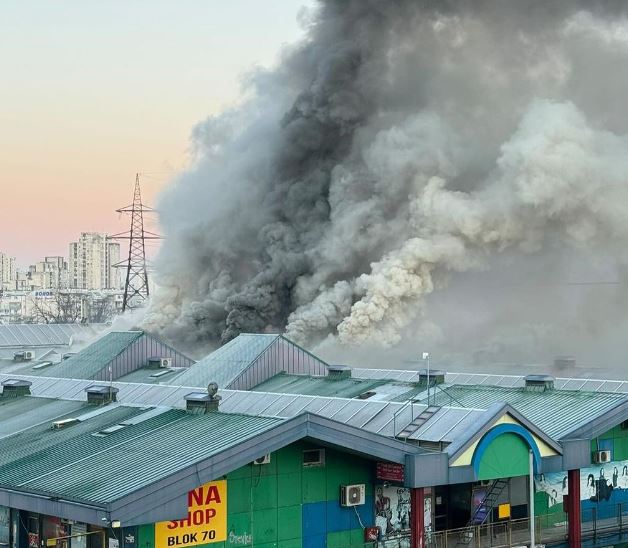 GORI KINESKI TRŽNI CENTAR U BLOKU 70! Veliki broj vatrogasaca se bori sa vatrenom stihijom (FOTO/VIDEO)