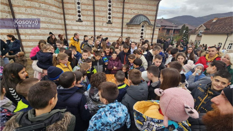 Deci u Leposaviću ispred hrama podeljeni paketići, zlatnik iz česnice pripao Petru Živiću (VIDEO)