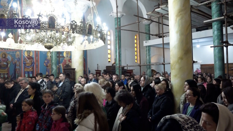 Veliki broj vernika na božićnoj liturgiji u crkvi Svetog Dimitrija u Severnoj Mitrovici (VIDEO)