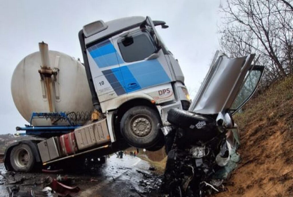 NOVI DETALJI JEZIVE NESREĆE U SREMSKOJ KAMENICI: Kamion cisterna bukvalno zabio automobil u brdo (FOTO)