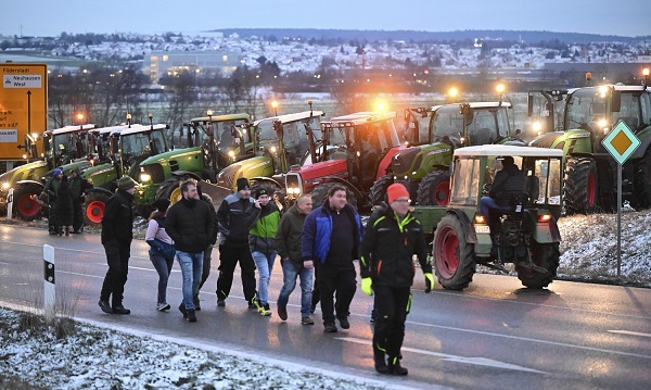 HAOS U NEMAČKOJ, PAORI ZAUZELI BERLIN: Stiglo 6.000 traktora i još pristižu, „GUBI SE, MINISTRE!“