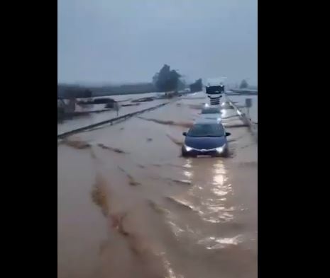 OLUJA PARALISALA ŠPANIJU: Auto-put u Lobonu pod vodom! (VIDEO)