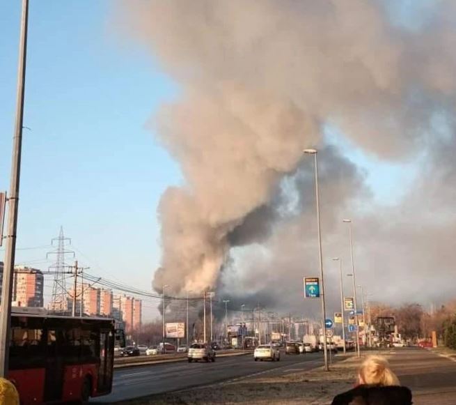 POŽAR U UČITELJSKOM NASELJU: Ogroman crni dim se vidi čak iz centra Beograda, 30 vatrogasaca na terenu, stižu i nove ekipe