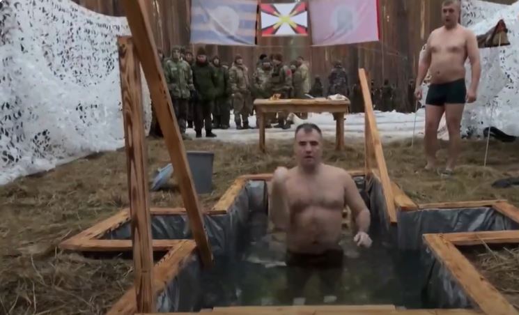 OVAKO RADE VERNICI: Bogojavljensko kupanje ruskih vojnika (VIDEO)
