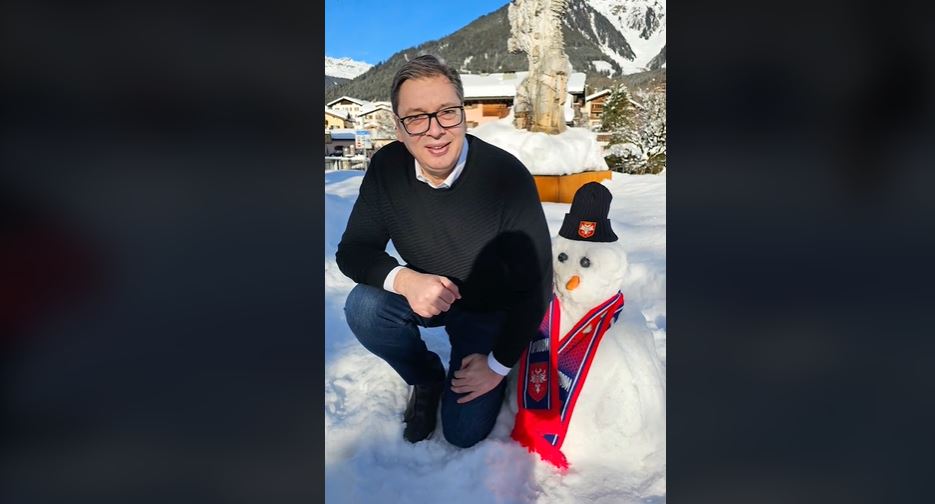 PREDSEDNIK VUČIĆ PRAVIO SNEŠKA U DAVOSU: Crveno-plavi šal kao podrška našim sportistima, da osvoje što više medalja (VIDEO)