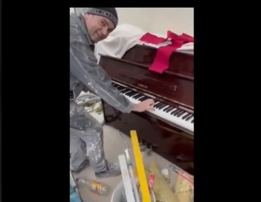 SNIMAK KOJI SVI DELE: Moler na poslu video klavir i… POSLUŠAJTE (VIDEO)