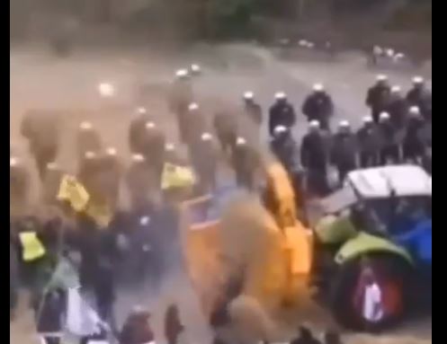 HAOS U FRANCUSKOJ! Poljoprivrednici balegom zasuli policijska vozila! (VIDEO)