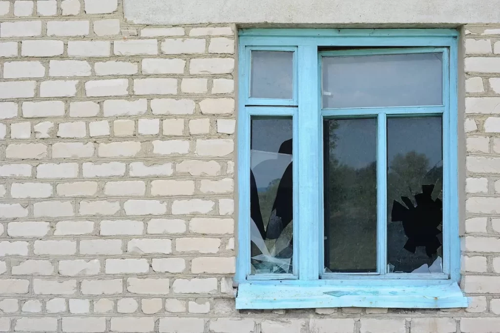NOVI INCIDENT U VUKOVARU: Učenik aktivirao petardu u učionici, popucala stakla na prozorima